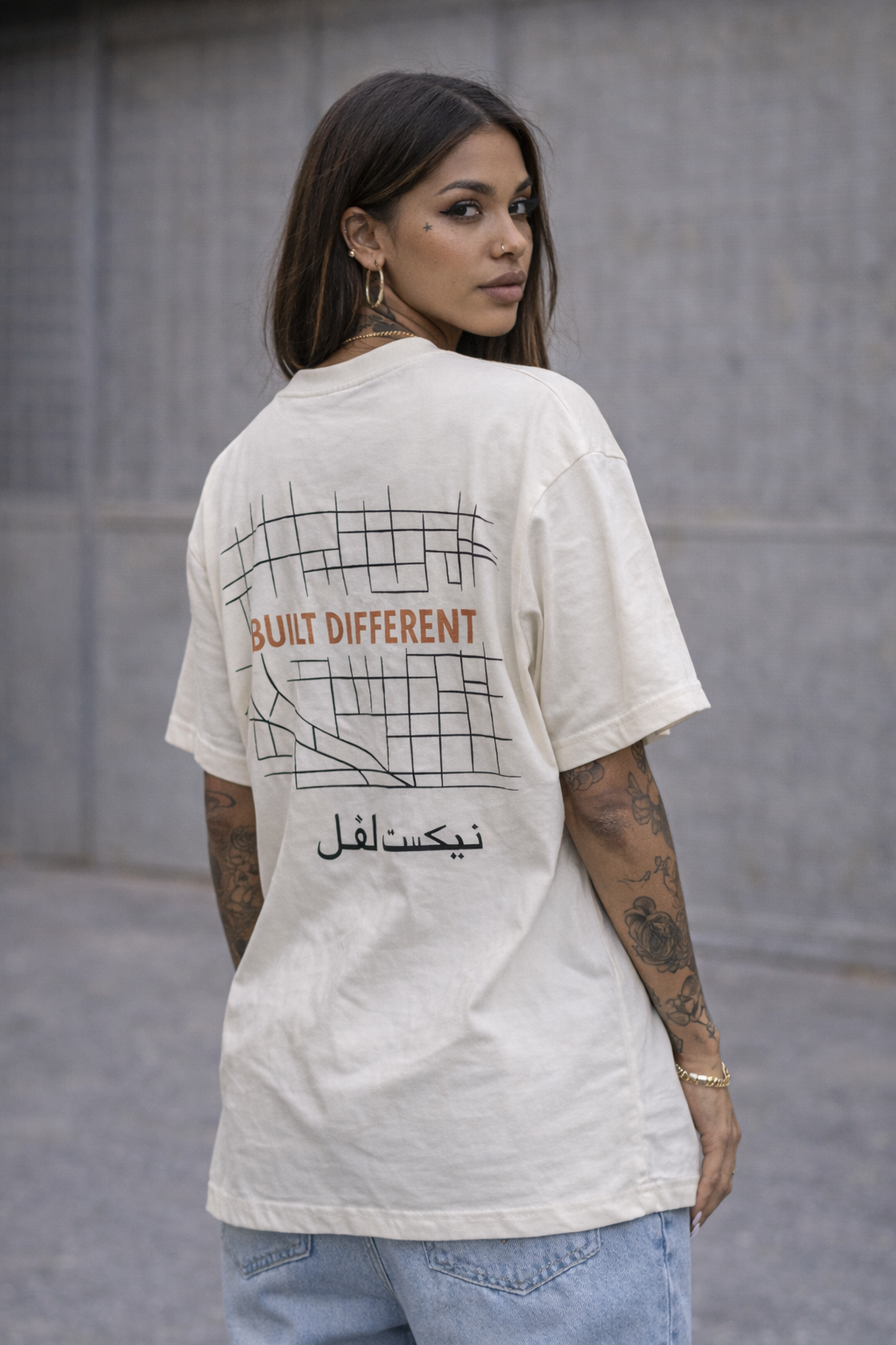    تيشيرت نيكست لفل "أبوظبي المنشأ. عالميّ الاستخدام”