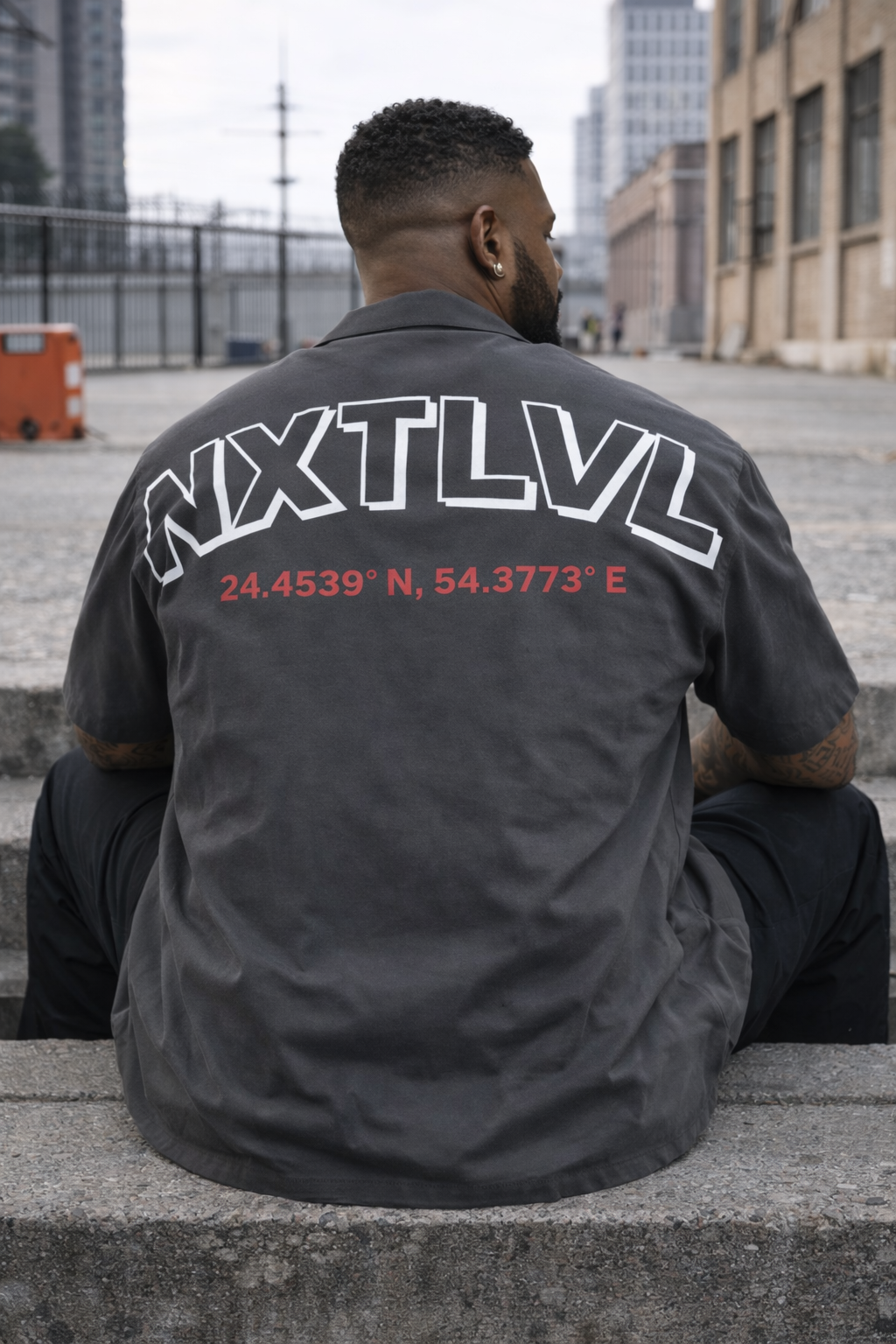 قميص NXT LVL بأكمام قصيرة - إحداثيات (رمادي فحمي)